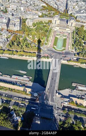 Blick auf Paris vom Eiffelturm in Frankreich - schöne Aussicht auf den berühmten Eiffelturm in Paris, Frankreich. Stockfoto