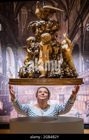 London, Großbritannien. August 2021. Font Cover on Loan from All Halloows, 1682 - Grinling Gibbons: Centuries in the Making, eine Ausstellung von Bonhams in der New Bond Street. Die Ausstellung, die in Partnerschaft mit der Grinling Gibbons Society steht, markiert den Start einer nationalen Ausstellung, die das Leben, Genie und Erbe des Holzschnitzers und Bildhauers Grinling Gibbons aus dem 17. Jahrhundert feiert. Es öffnet am Dienstag, den 3. August - 300 Jahre nach Gibbons' Tod und wird bis Freitag, den 27. Kredit: Guy Bell/Alamy Live Nachrichten Stockfoto