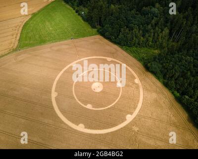 14. September 2017, Bayern, Gauting: Menschen gehen durch einen Kornkreis in einem Weizenfeld. Die Kreise wurden über das Wochenende entdeckt. Foto: Peter Kneffel/dpa Stockfoto