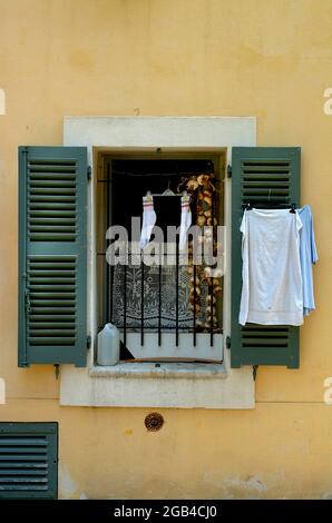 Wäschetrocknung im grünen Fensterläden, Vence, Französische Riviera Stockfoto