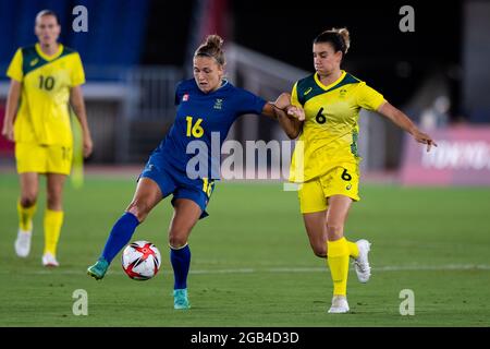 YOKOHAMA, JAPAN - 15. JUNI: Filippa Angeldal aus Schweden und Chloe Logarzo aus Australien während des Halbfinalspieles der Olympischen Fußballturniere 2020 in Tokio zwischen Australien und Schweden im Internationalen Stadion Yokohama am 15. Juni 2015 in Yokohama, Japan (Foto: Pablo Morano/Orange Picics) Stockfoto