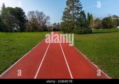 Rote Laufstrecke mit drei Spuren Stockfoto