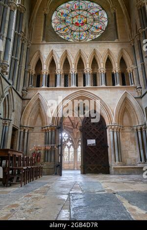 Der Eingang und Ausgang zum Kapitelhaus in der Kathedrale von Lincoln, England. Stockfoto