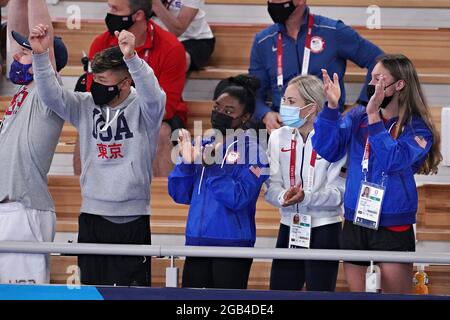 Tokio, Japan. August 2021. Simone Biles und Mitglieder des US-Turnteams jubeln der Goldmedaillengewinnerin Jade Carey bei der Zeremonie für die Bodenübungen beim Finale der weiblichen Kunstturnen-Einzelgeräte im Ariake-Gymnastikzentrum bei den Olympischen Spielen in Tokio, Japan, am Montag, dem 2. August 2021, zu. Jade Carey, aus den Vereinigten Staaten, Gold, Vanessa Ferrari, aus Italien, Gewonnen Silber, Mai Murakami, aus Japan, und Angelina Melnikova, von ROC, Für Bronze gebunden. Foto von Richard Ellis/UPI Credit: UPI/Alamy Live News Stockfoto