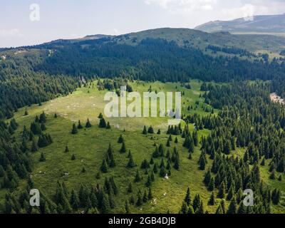 Luftaufnahme des Konyarnika-Gebietes am Vitosha-Berg, Region Sofia City, Bulgarien Stockfoto