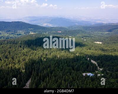 Luftaufnahme des Konyarnika-Gebietes am Vitosha-Berg, Region Sofia City, Bulgarien Stockfoto