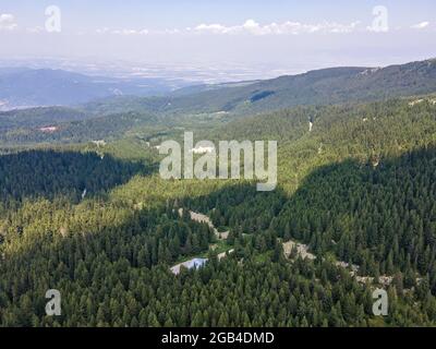 Luftaufnahme des Konyarnika-Gebietes am Vitosha-Berg, Region Sofia City, Bulgarien Stockfoto