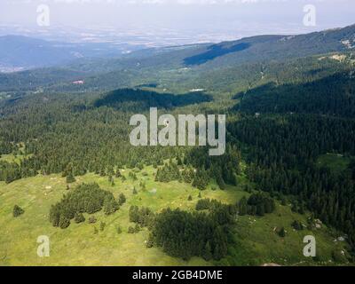 Luftaufnahme des Konyarnika-Gebietes am Vitosha-Berg, Region Sofia City, Bulgarien Stockfoto