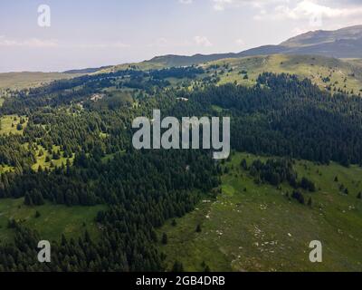 Luftaufnahme des Konyarnika-Gebietes am Vitosha-Berg, Region Sofia City, Bulgarien Stockfoto