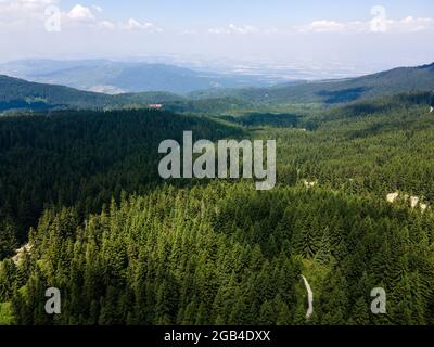 Luftaufnahme des Konyarnika-Gebietes am Vitosha-Berg, Region Sofia City, Bulgarien Stockfoto