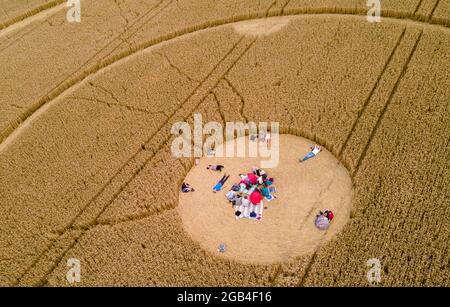 14. September 2017, Bayern, Gauting: Menschen gehen durch einen Kornkreis in einem Weizenfeld. Die Kreise wurden über das Wochenende entdeckt. (Luftaufnahme mit einer Drohne) Foto: Peter Kneffel/dpa Stockfoto