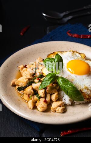 Thai Food Concept Khao Pad Krapao kai authentischer Thai Basilikum Hühnerreis und knusprige Spiegelei Belag Stockfoto