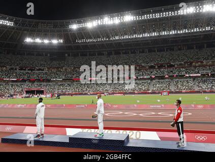 Goldmedaillengewinnerin Lamont Marcell Jacobs aus Italien (C), Silbermedaillengewinnerin Fred Kerley aus den USA (L), Und der Bronzemedaillengewinnerin Andre de Grasse aus Kanada steht bei der Preisverleihung beim Leichtathletik-Wettbewerb im Olympiastadion während der Olympischen Sommerspiele 2020 in Tokio, Japan, am Montag, den 2. August 2021, auf dem Podium. Barshim und Tamberi endeten in einem Unentschieden und die Goldmedaille wurde an beide vergeben. Foto von Tasos Katopodis/UPI Stockfoto