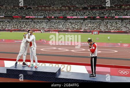 Goldmedaillengewinnerin Lamont Marcell Jacobs aus Italien (C), Silbermedaillengewinnerin Fred Kerley aus den USA (L), Und der Bronzemedaillengewinnerin Andre de Grasse aus Kanada steht bei der Preisverleihung beim Leichtathletik-Wettbewerb im Olympiastadion während der Olympischen Sommerspiele 2020 in Tokio, Japan, am Montag, den 2. August 2021, auf dem Podium. Barshim und Tamberi endeten in einem Unentschieden und die Goldmedaille wurde an beide vergeben. Foto von Tasos Katopodis/UPI Stockfoto