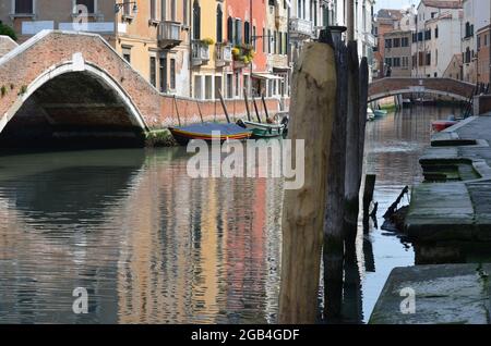 Vedutas der Kanäle in Venedig mit Palästen, die sich im Wasser spiegeln Stockfoto