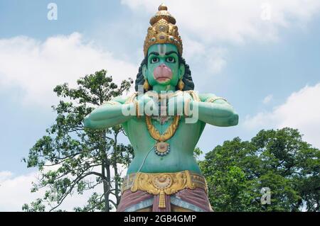 Der große affengott hanuman, Statue, die an einem sonnigen Tag in der Nähe des Eingangs zu den batu-Höhlen in Gombak, selangor, malaysia, steht. Stockfoto