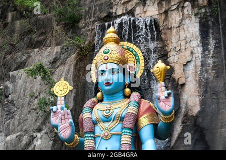 Eine große Statue von lord krishna am Eingang der ramayana-Höhle in der malerischen Batu-Höhle Gombak, Selangor Malaysia. Stockfoto