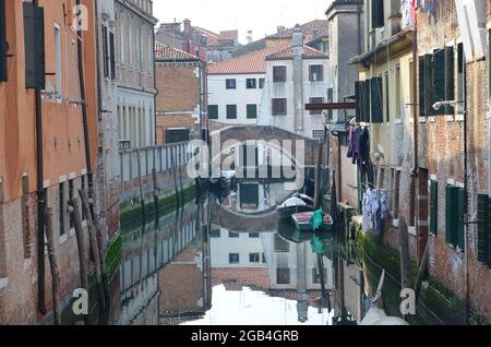 Vedutas der Kanäle in Venedig mit Palästen, die sich im Wasser spiegeln Stockfoto