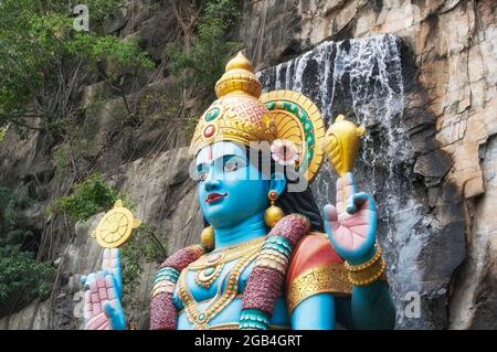 Eine große Statue von lord krishna am Eingang der ramayana-Höhle in der malerischen Batu-Höhle Gombak, Selangor Malaysia. Stockfoto