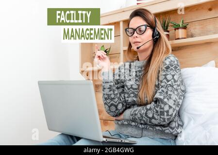 Handschriftschild Facility Management. Unternehmensübersicht Wartung einer Organisation s ist Gebäude und Ausrüstung Student Learning New Things Stockfoto
