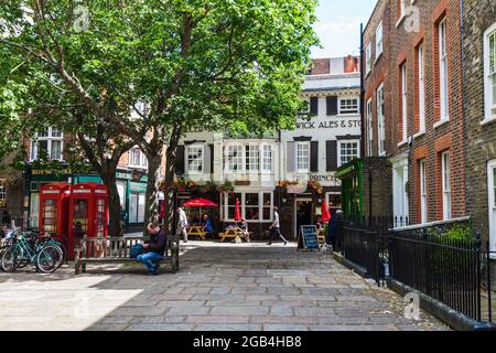 The Princes Head Pub in Richmond neben The Green in London, England, Großbritannien. Rote Telefonzellen Stockfoto