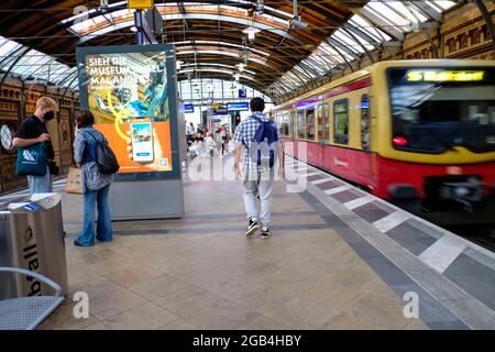 DEU, Deutschland, Berlin, 20.07.2021: Einfahrender S-Bahn-Zug am Bahnsteig des Bahnhofs Hackescher Markt in Berlin Mitte im Sommer Stockfoto