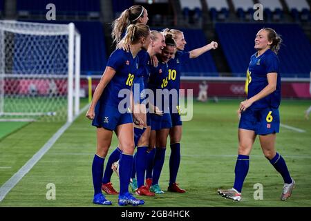 YOKOHAMA, JAPAN - 2. AUGUST: Fridolina Rolfo aus Schweden feiert mit Stina Blackstenius aus Schweden, Kosovare Asllani aus Schweden, Filippa Angeldal aus Schweden, Sofia Jakobsson aus Schweden und Magdalena Eriksson aus Schweden, nachdem sie beim Halbfinalspiel der Olympischen Fußballturniere in Tokio 2020 zwischen Australien und Schweden im International Stadium Yokohama am 2. August 2021 in Yokohama, Japan, ihr erstes Tor erzielt hatten (Foto: Pablo Morano/Orange Picics) Stockfoto