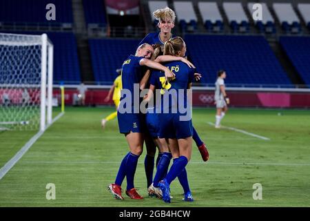 YOKOHAMA, JAPAN - 2. AUGUST: Fridolina Rolfo aus Schweden feiert mit Stina Blackstenius aus Schweden, Kosovare Asllani aus Schweden, Sofia Jakobsson aus Schweden und Filippa Angeldal aus Schweden, nachdem sie beim Halbfinalspiel der Olympischen Fußballturniere in Tokio 2020 zwischen Australien und Schweden im Internationalen Stadion Yokohama am 2. August 2021 in Yokohama, Japan, ihr erstes Tor erzielt hatte (Foto: Pablo Morano/Orange Picics) Stockfoto