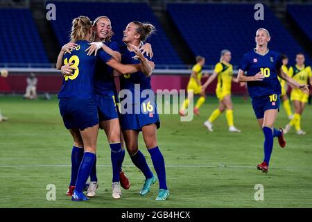 YOKOHAMA, JAPAN - 2. AUGUST: Fridolina Rolfo aus Schweden feiert mit Stina Blackstenius aus Schweden, Kosovare Asllani aus Schweden und Filippa Angeldal aus Schweden, nachdem sie beim 2020 Halbfinalspiel zwischen Australien und Schweden im Internationalen Stadion Yokohama am 2. August 2021 in Yokohama, Japan, das erste Tor ihrer Seite erzielt hatte (Foto: Pablo Morano/Orange Picics) Stockfoto