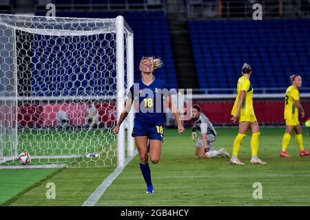 YOKOHAMA, JAPAN - 2. AUGUST: Fridolina Rolfo aus Schweden feiert das erste Tor ihrer Seite beim Halbfinalspiel der Olympischen Fußballturniere 2020 in Tokio zwischen Australien und Schweden im International Stadium Yokohama am 2. August 2021 in Yokohama, Japan (Foto: Pablo Morano/Orange Picics) Stockfoto