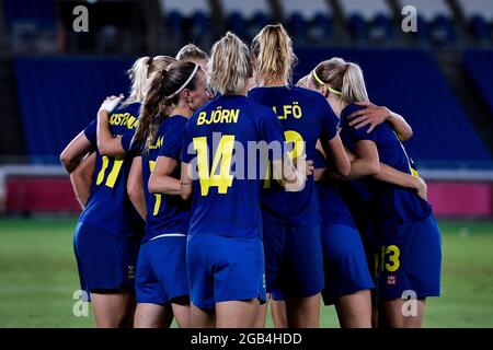 YOKOHAMA, JAPAN - 2. AUGUST: Fridolina Rolfo aus Schweden feiert mit Stina Blackstenius aus Schweden, Kosovare Asllani aus Schweden, Filippa Angeldal aus Schweden, Sofia Jakobsson aus Schweden und Magdalena Eriksson aus Schweden, nachdem sie beim Halbfinalspiel der Olympischen Fußballturniere in Tokio 2020 zwischen Australien und Schweden im International Stadium Yokohama am 2. August 2021 in Yokohama, Japan, ihr erstes Tor erzielt hatten (Foto: Pablo Morano/Orange Picics) Stockfoto