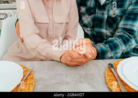 Ehemann und Ehefrau im Ruhestand umarmen sich zu Hause Stockfoto