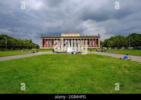 DEU, Deutschland, Berlin, 22.07.2021: das Alte Museum unter grauen Wolken auf der Museumsinsel in Berlin-Mitte Stockfoto