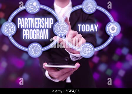 Handschriftstellzeichen Partnerschaftsprogramm. Geschäftsübersicht Verkauf der IS-Produkte des Anbieters und der damit verbundenen Services Lady in Uniform Holding Tablet in Stockfoto