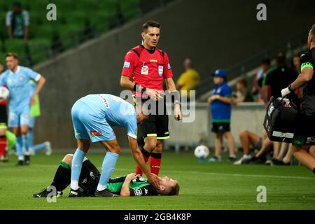 Melbourne, Australien, 1. April 2021. : Connor Pain of Western United wird beim Hyundai A-League Fußballspiel zwischen dem FC Western United und dem FC Melbourne City verletzt. Kredit: Dave Hewison/Speed Media/Alamy Live Nachrichten Stockfoto