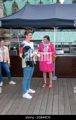 Torben Johannesen, Team Deutschland-Achter Rudern, Silbermedaille und Mutter Doris, Handeslkammer Hamburg, Adolphsplatz 1, Dachterrasse, Team Hamburg Stockfoto