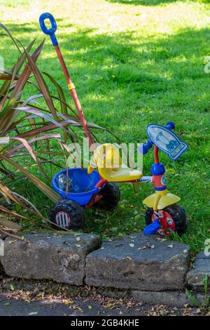 kinderfahrrad, Kinderfahrrad, Kinderfahrrad, Kinderfahrrad, Kinderfahrrad, Kinderfahrrad, Kinder-Dreirad, Kinder-Gartenspielzeug. Stockfoto