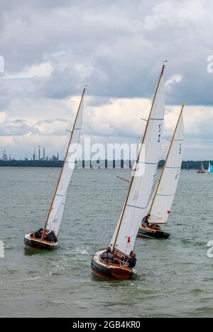 Segelyachten, Segelboote Rennen vor cowes auf der Insel wight während der jährlichen cowes Week Segelregatta. Stockfoto