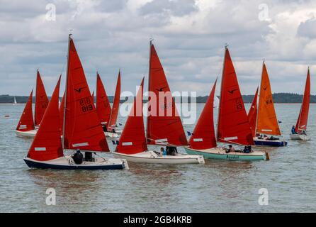 Segelyachten, Segelboote Rennen vor cowes auf der Insel wight während der jährlichen cowes Week Segelregatta. Stockfoto