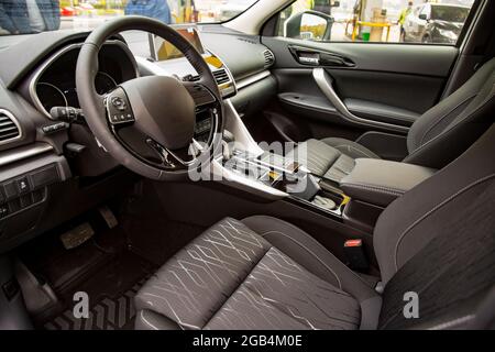 Leerer Innenraum des modernen Premium-Autos. Schwarzer Innenraum, Fahrersitz Stockfoto