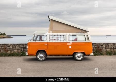 Fountainstown, Cork, Irland. August 2021. Im zweiten Jahr der Aufenthalte hat sich der Verkauf von Campervans im Vergleich zum Vorjahr fast verdreifacht. Hier steht ein alter Volkswagen Westfalia Wohnmobil aus den 1970er Jahren am Meer in Fountainstown, Co. Cork, Irland. - Bild; David Creedon / Alamy Live News Stockfoto