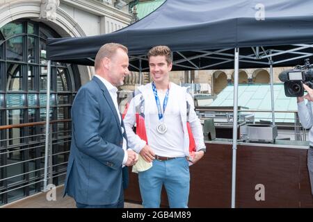 Innen- und Sportsenator Andy Grote, Torben Johannesen, Team Deutschland-Achter Rudern, Silbermedaille, Handeslkammer Hamburg, Adolphsplatz 1, Dachterr Stockfoto