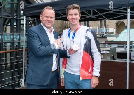 Innen- und Sportsenator Andy Grote, Torben Johannesen, Team Deutschland-Achter Rudern, Silbermedaille, Handeslkammer Hamburg, Adolphsplatz 1, Dachterr Stockfoto