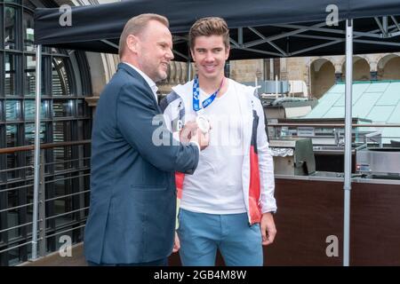 Innen- und Sportsenator Andy Grote, Torben Johannesen, Team Deutschland-Achter Rudern, Silbermedaille, Handeslkammer Hamburg, Adolphsplatz 1, Dachterr Stockfoto