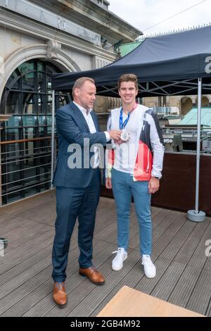 Innen- und Sportsenator Andy Grote, Torben Johannesen, Team Deutschland-Achter Rudern, Silbermedaille, Handeslkammer Hamburg, Adolphsplatz 1, Dachterr Stockfoto