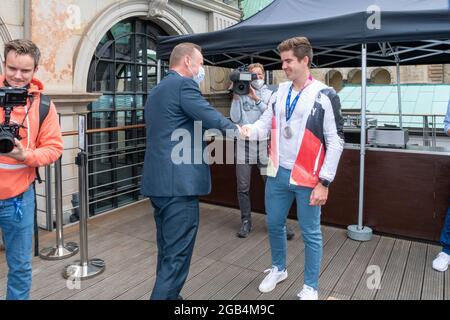 Innen- und Sportsenator Andy Grote, Torben Johannesen, Team Deutschland-Achter Rudern, Silbermedaille, Handeslkammer Hamburg, Adolphsplatz 1, Dachterr Stockfoto