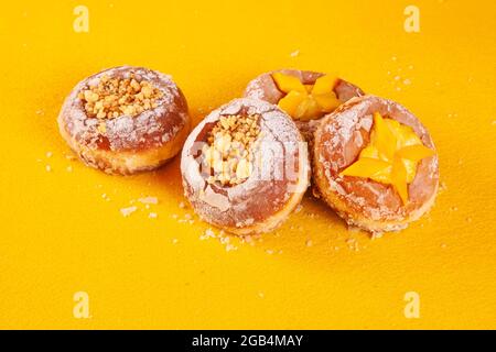 Saisonaler Pfirsich mit Fruchtgeschmack und handgemachter Mango-Brioche-Donut Stockfoto