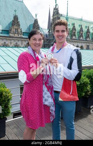 Mutter Doris und Torben Johannesen, Team Deutschland-Achter Rudern, Silbermedaille, Handeslkammer Hamburg, Adolphsplatz 1, Dachterrasse, Team Hamburg Stockfoto