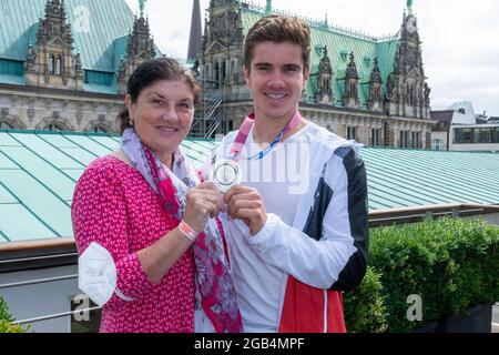 Mutter Doris und Torben Johannesen, Team Deutschland-Achter Rudern, Silbermedaille, Handeslkammer Hamburg, Adolphsplatz 1, Dachterrasse, Team Hamburg Stockfoto