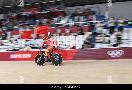 Izu, Japan. August 2021. (210802) --IZU, 2. August 2021 (Xinhua) -- Zhong Tianshi aus China feiert nach dem Sprint-Finale der Radrennbahn-Frauen-Teams bei den Olympischen Spielen 2020 in Tokio, in Izu, Japan, am 2. August 2021. (Xinhua/He Changshan) Quelle: Xinhua/Alamy Live News Stockfoto
